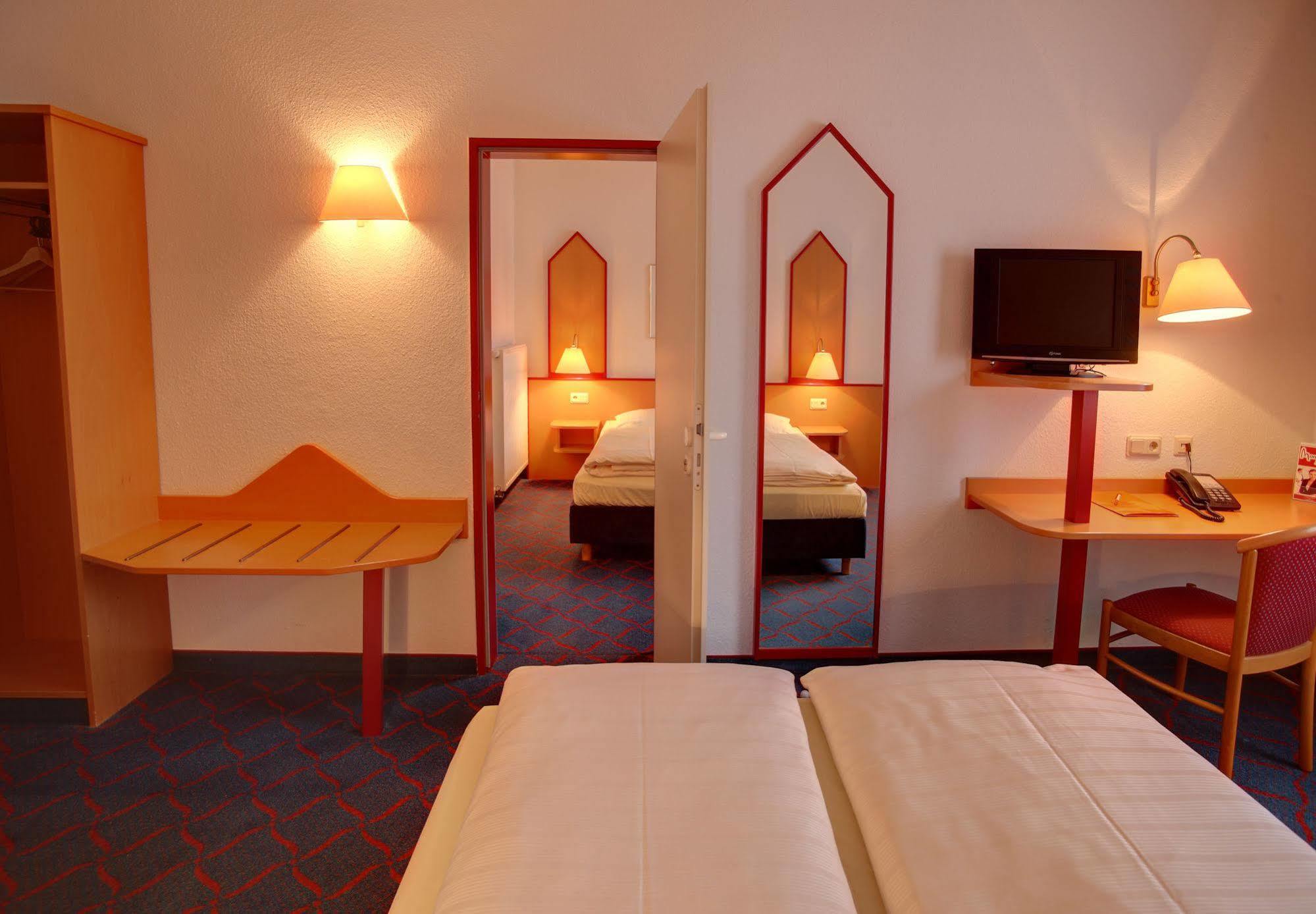 Hotel Montana Lauenau ภายนอก รูปภาพ