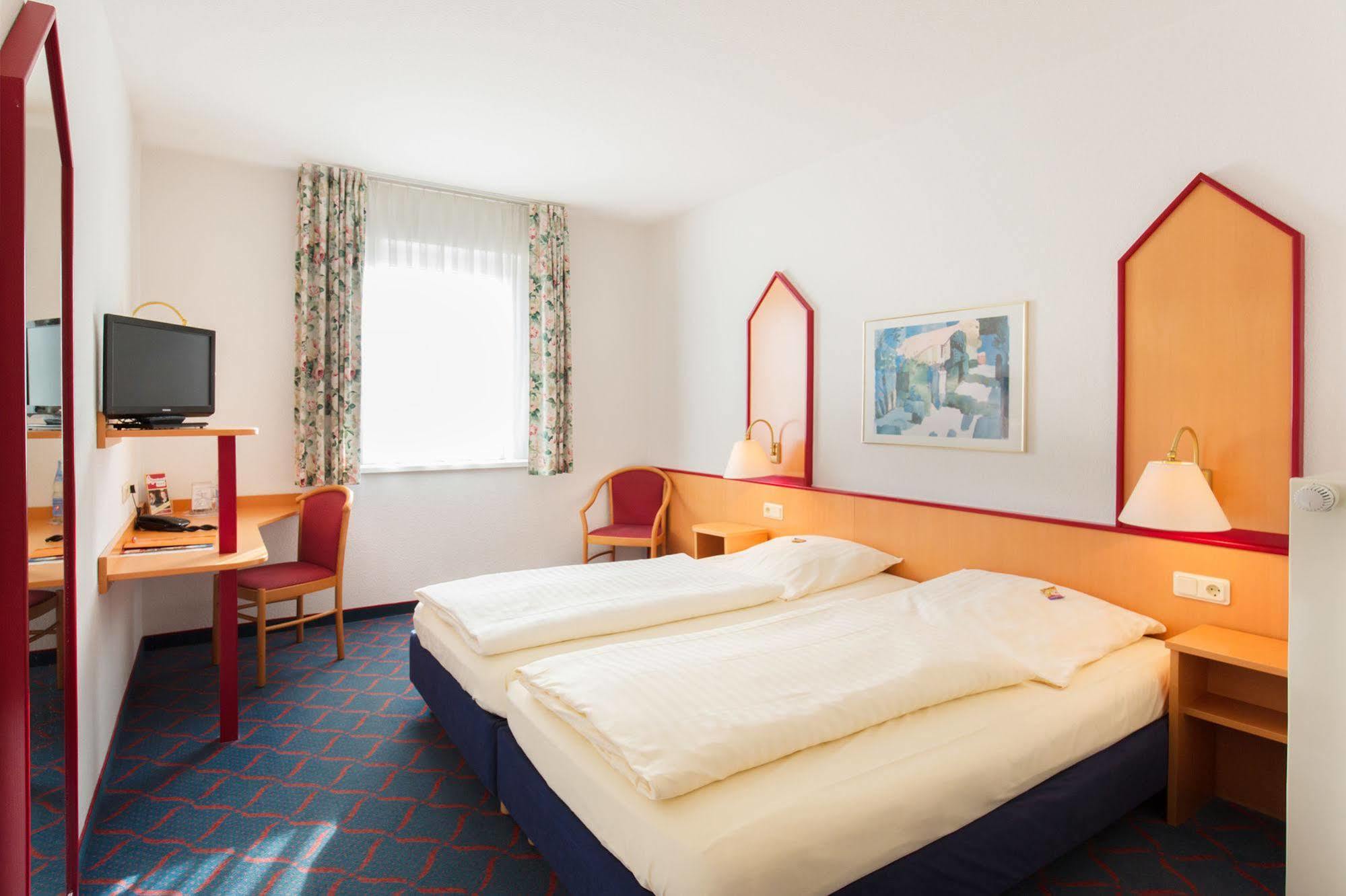 Hotel Montana Lauenau ภายนอก รูปภาพ